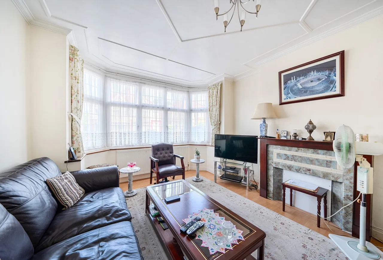 5 bed house for sale — Rose Glen, London, NW9 0JS