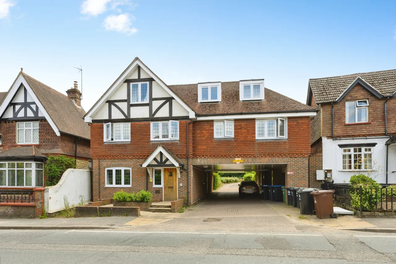 2 bed flat for sale, High Street, Nutfield, RH1