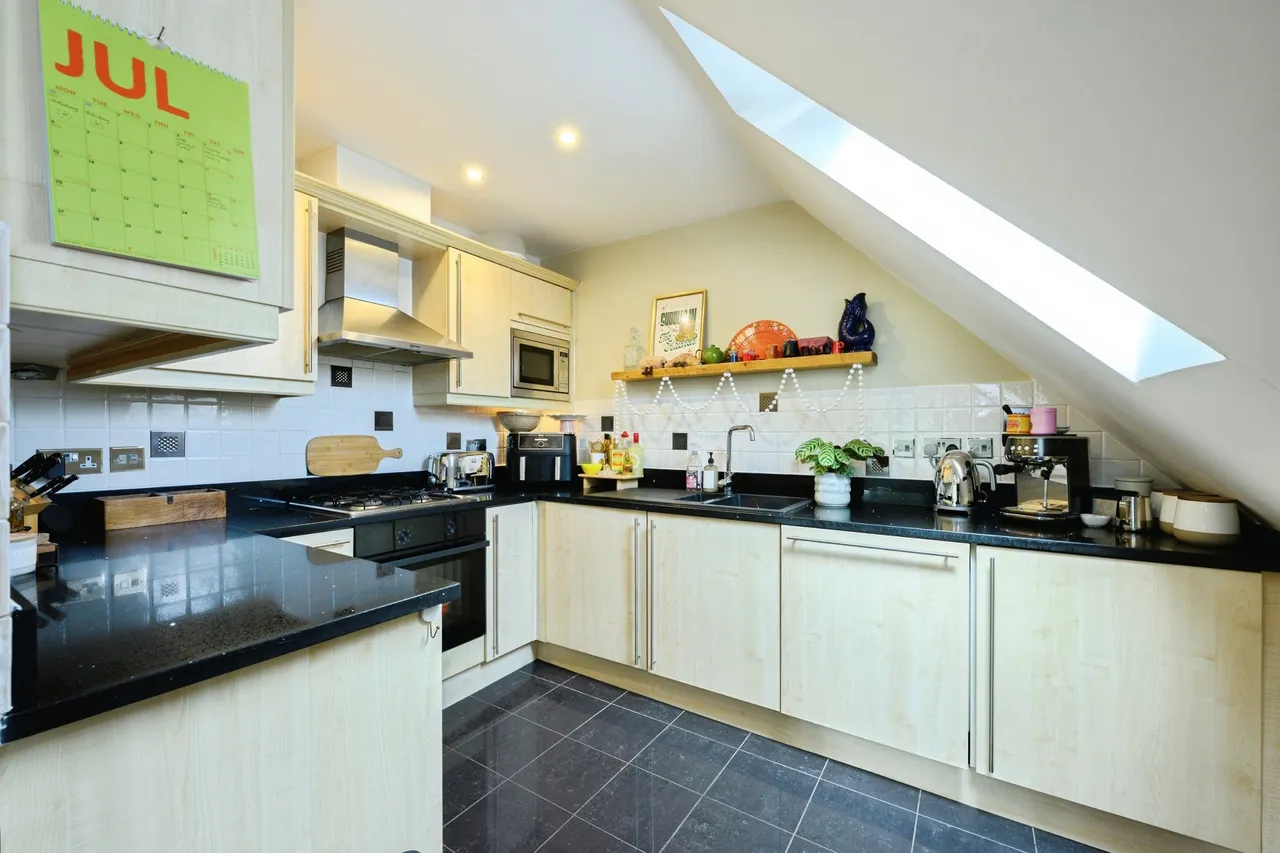High Street, Nutfield, RH1, photo 3