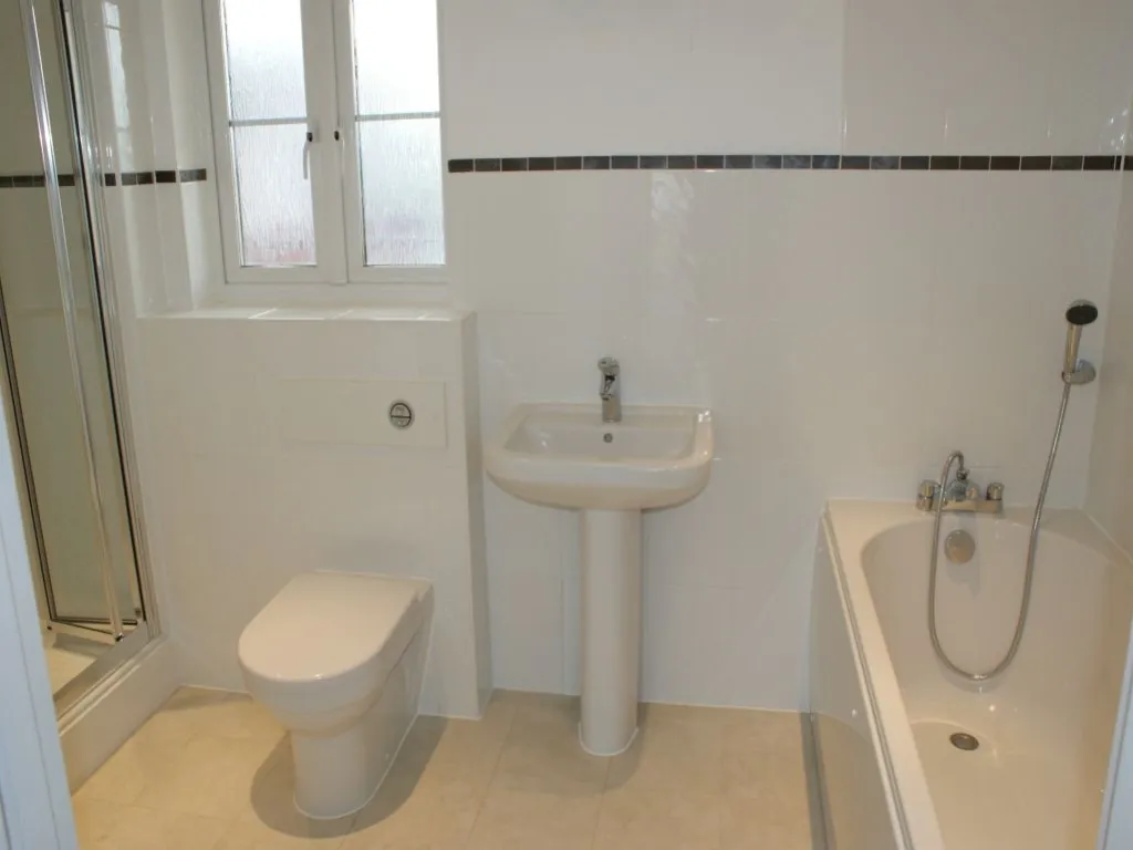 Beckingham Metro Station Road, Egham, TW20, photo 2