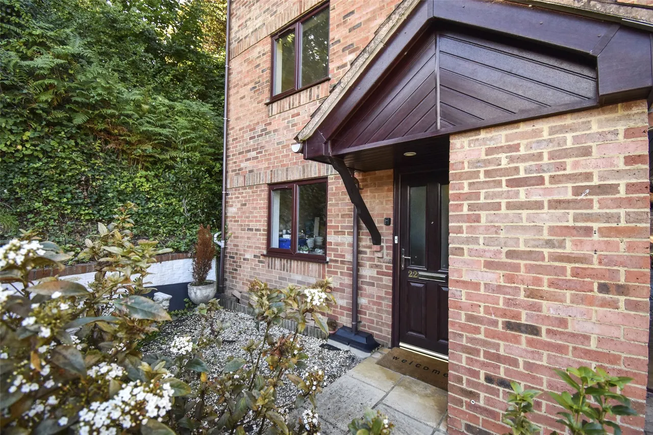 St. Benedicts Close, Aldershot, Hampshire, GU11 3NJ, photo 3