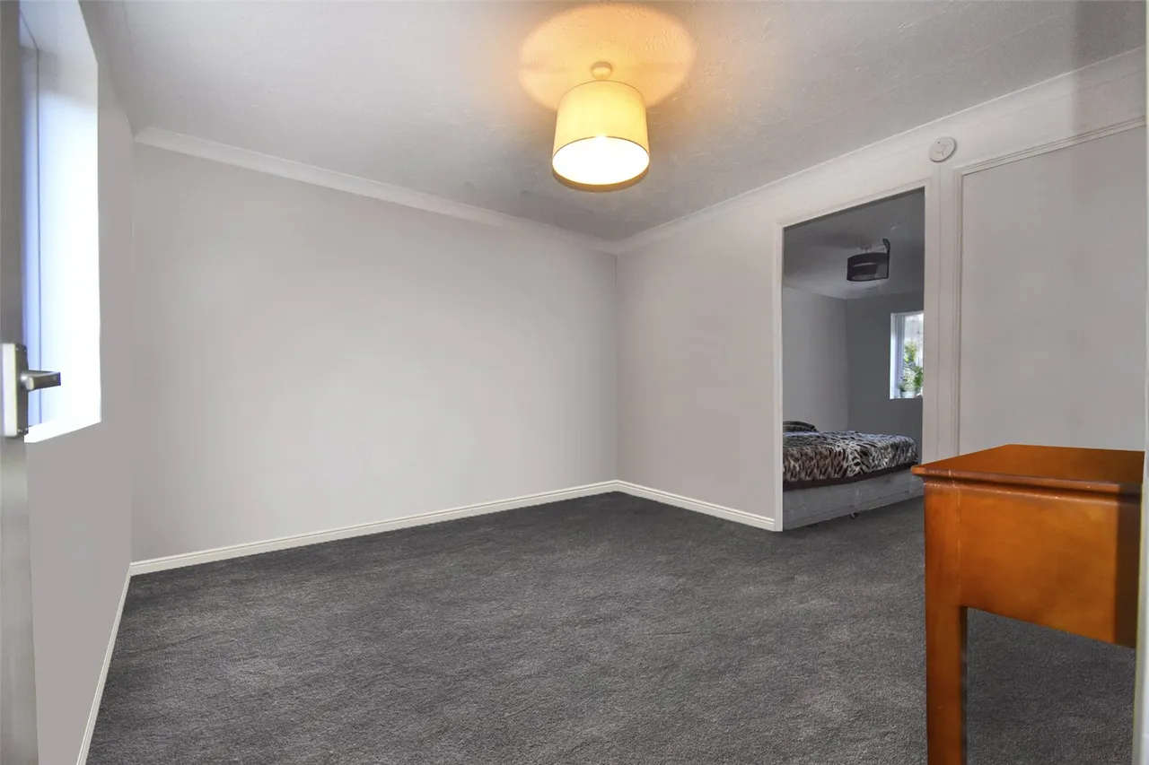 St. Benedicts Close, Aldershot, Hampshire, GU11 3NJ, photo 5