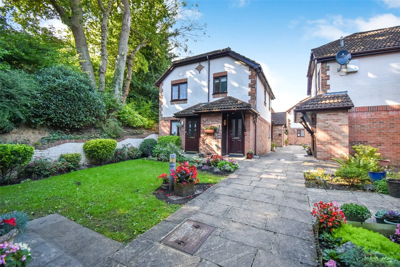 St. Benedicts Close, Aldershot, Hampshire, GU11 3NJ, photo 2