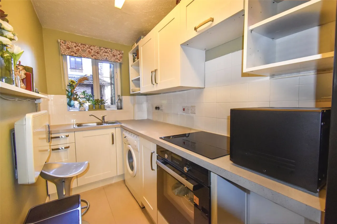 St. Benedicts Close, Aldershot, Hampshire, GU11 3NJ, photo 6
