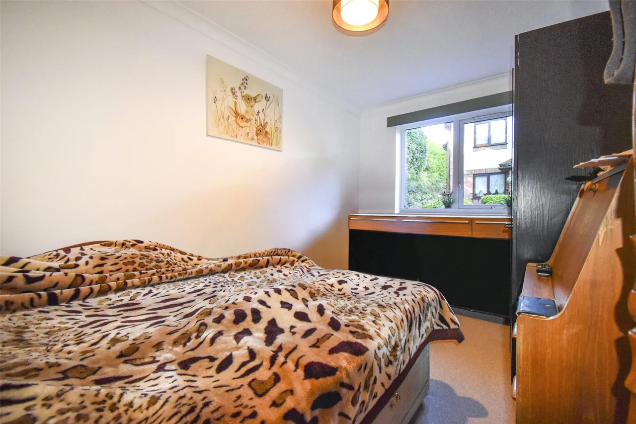 St. Benedicts Close, Aldershot, Hampshire, GU11 3NJ, photo 4
