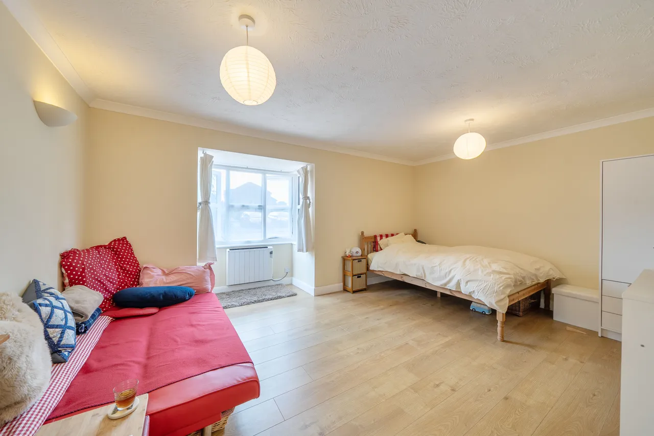 18 Conifer Way, Wembley, photo 4