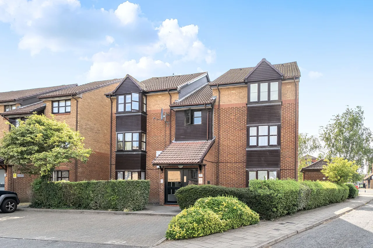 flat for sale — 18 Conifer Way, Wembley