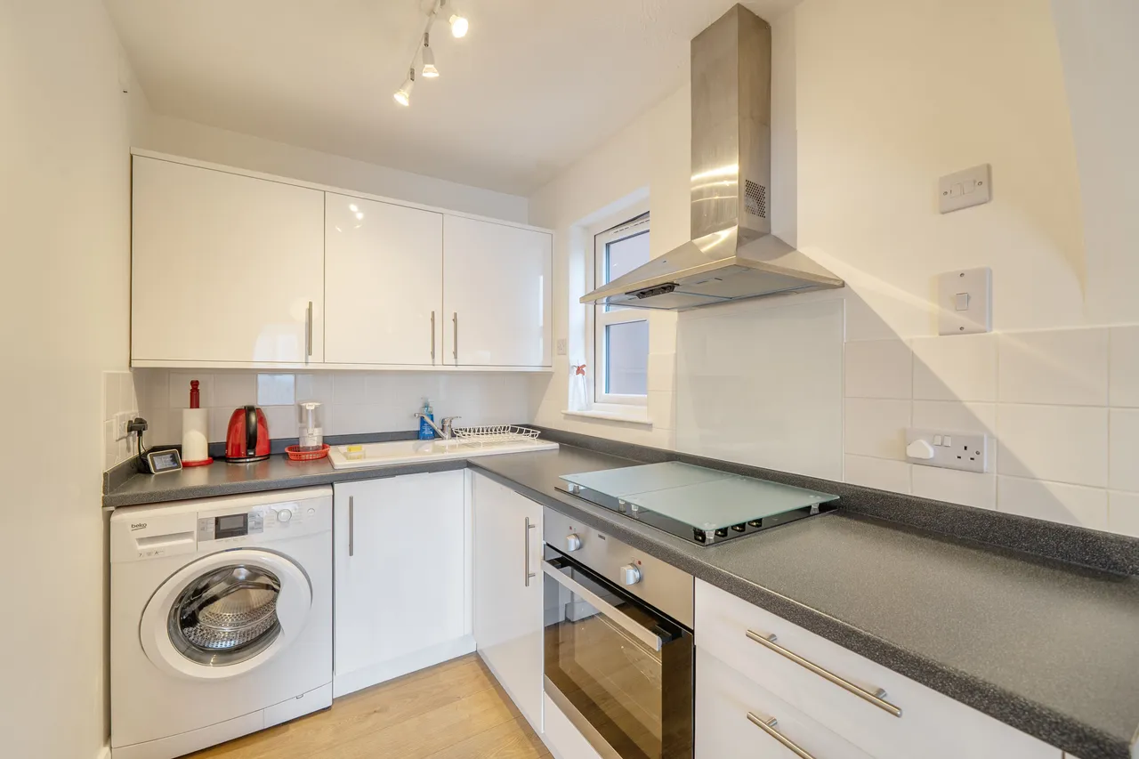 18 Conifer Way, Wembley, photo 3