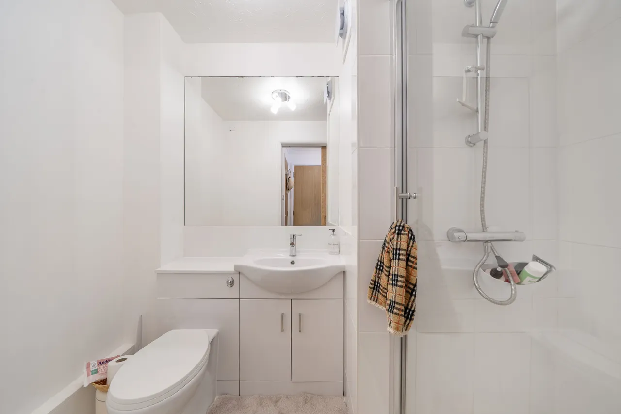 18 Conifer Way, Wembley, photo 5