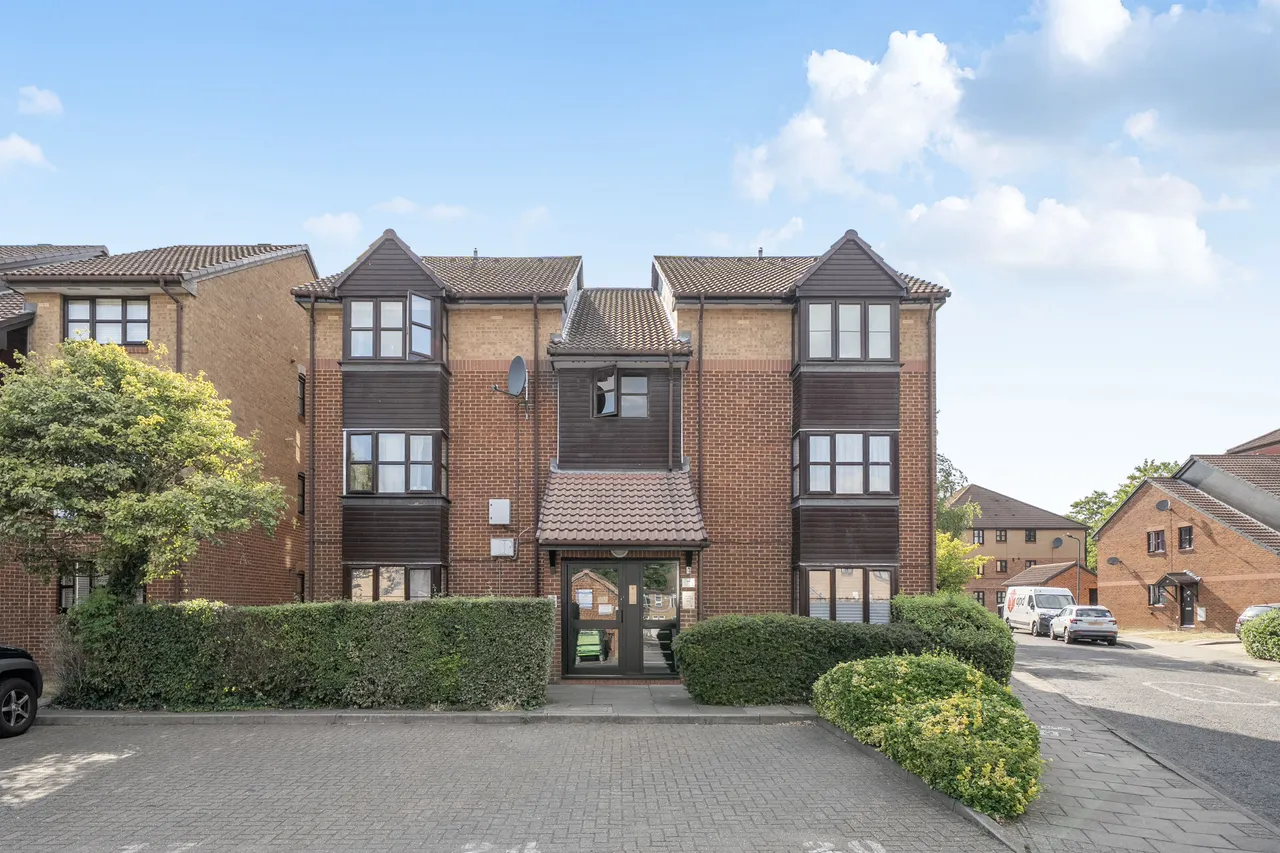 18 Conifer Way, Wembley, photo 7