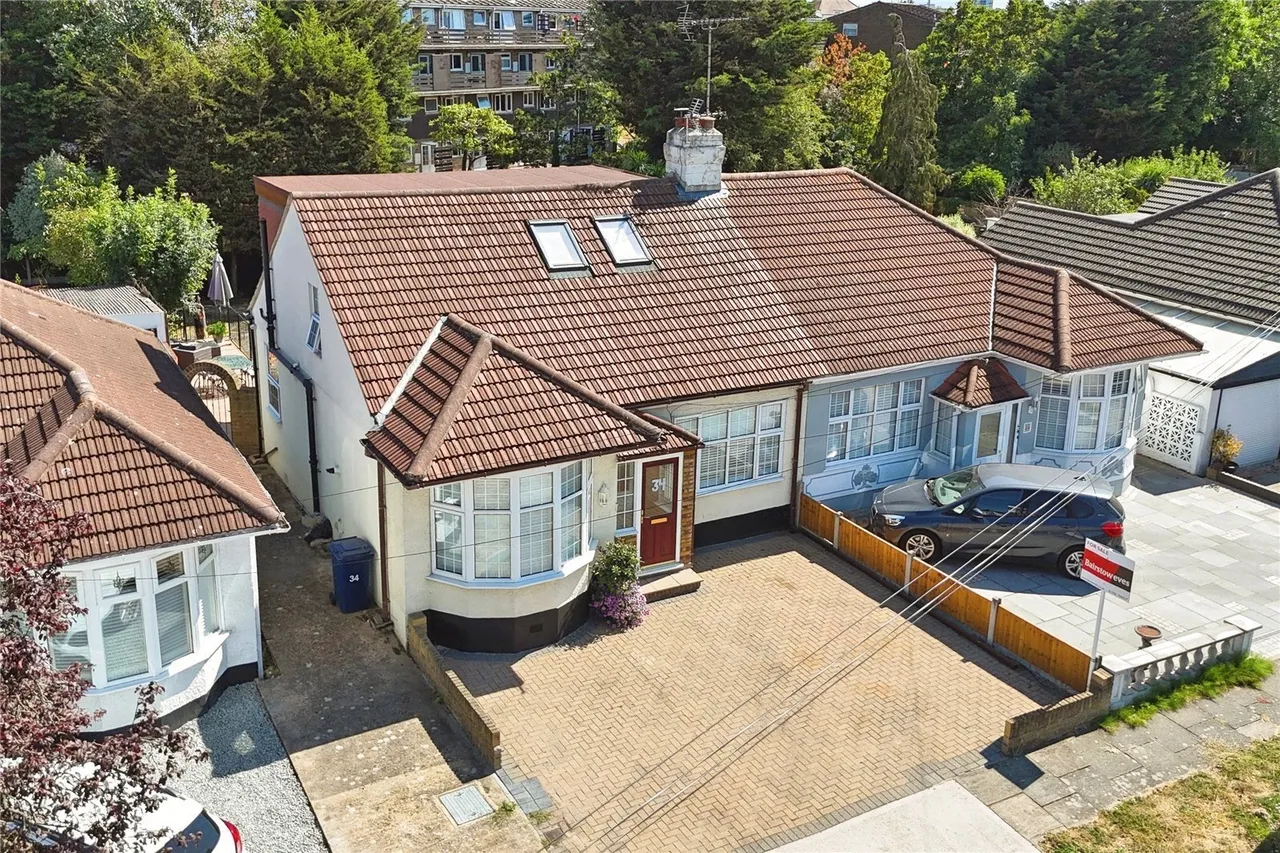 4 bed house for sale — Heather Drive, Rise Park, Romford, RM1