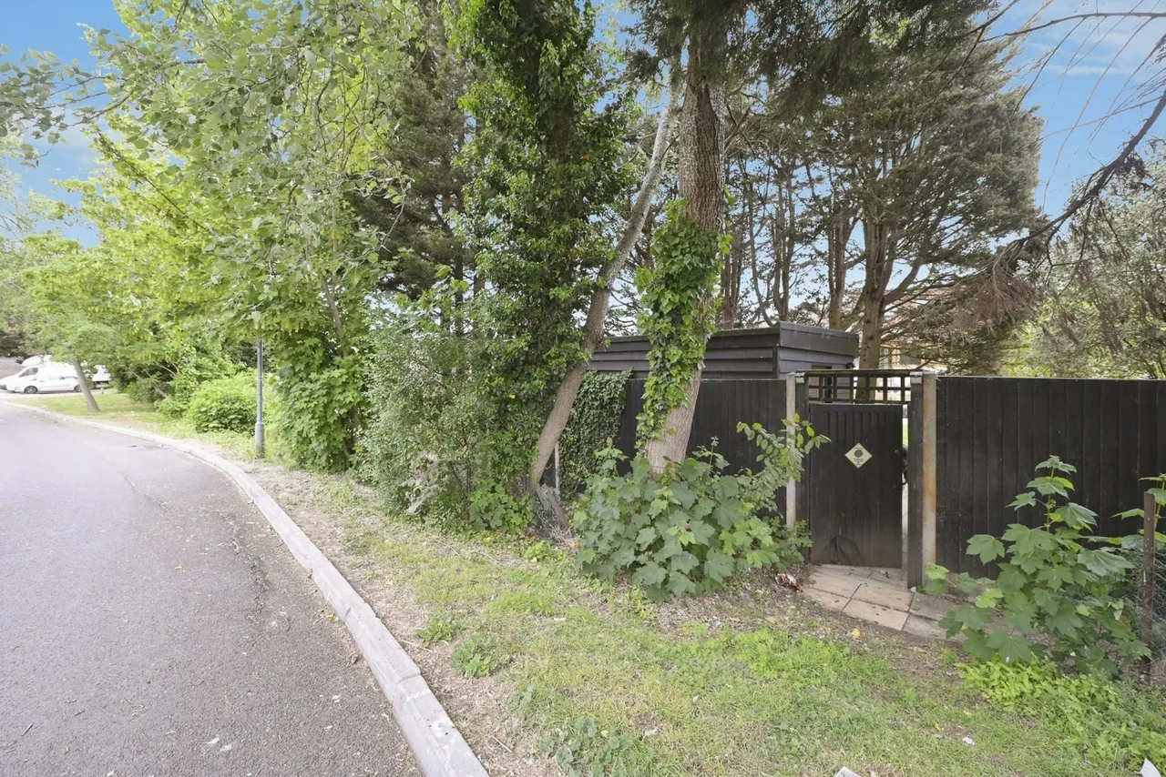 Heather Drive, Rise Park, Romford, RM1, photo 2