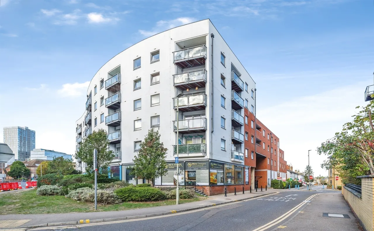 2 bed flat for sale, Loates Lane, Watford, WD17