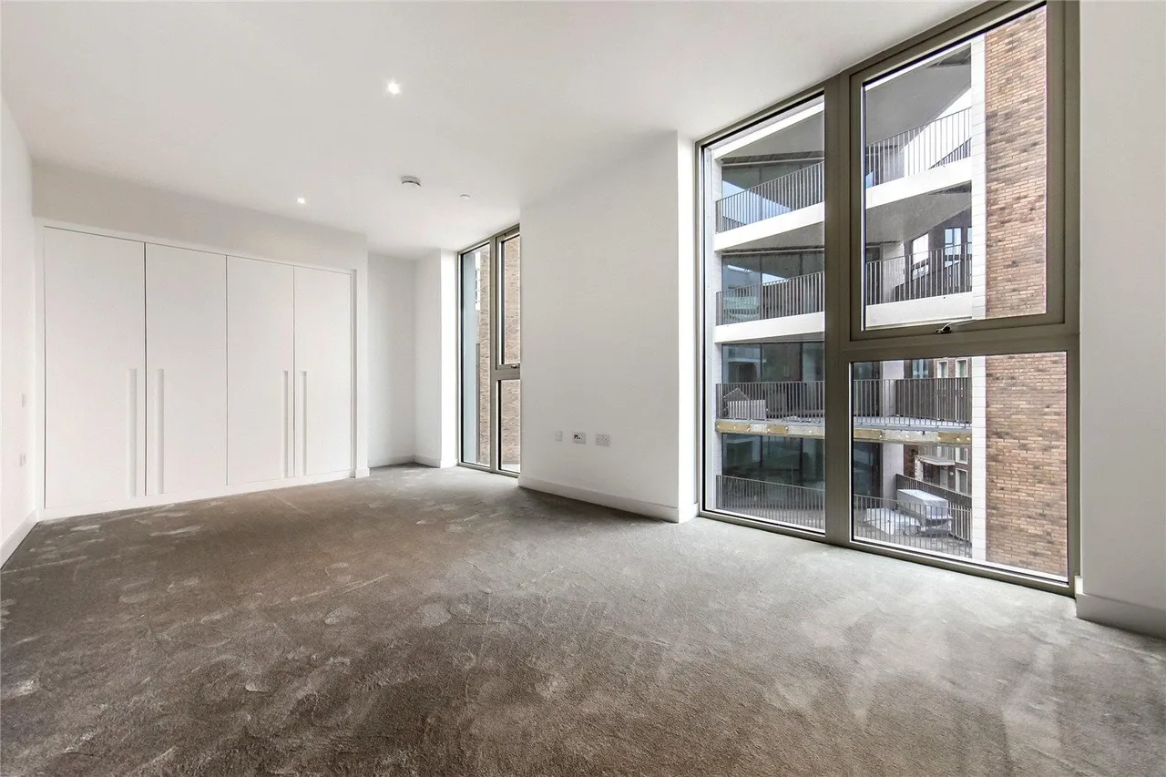 3 bed flat for sale, Liner House, Royal Wharf, E16