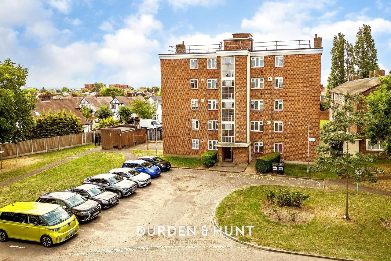 2 bed flat for sale, Longswood Gardens, Barkingside, IG5