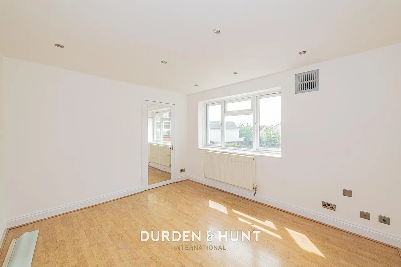 Longswood Gardens, Barkingside, IG5, photo 10