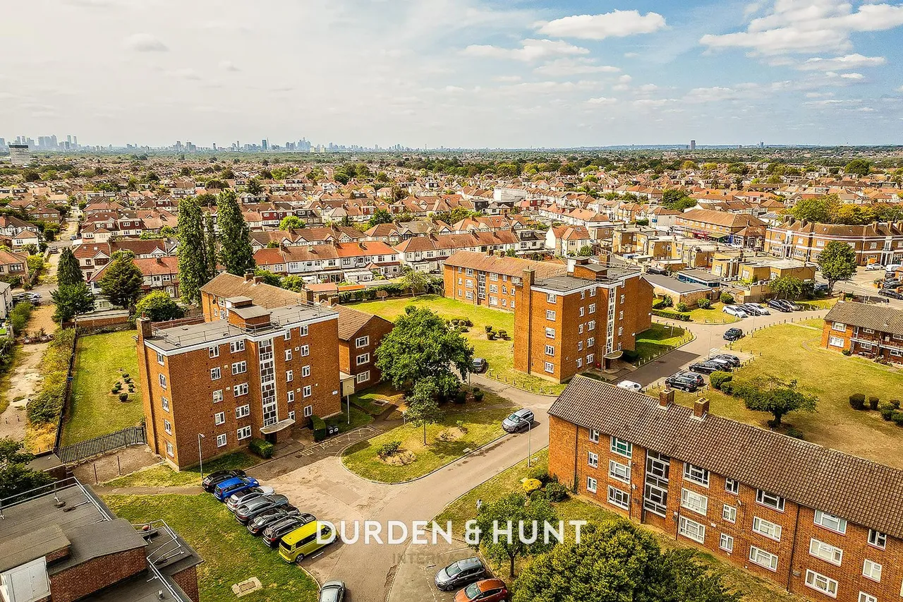 Longswood Gardens, Barkingside, IG5, photo 15