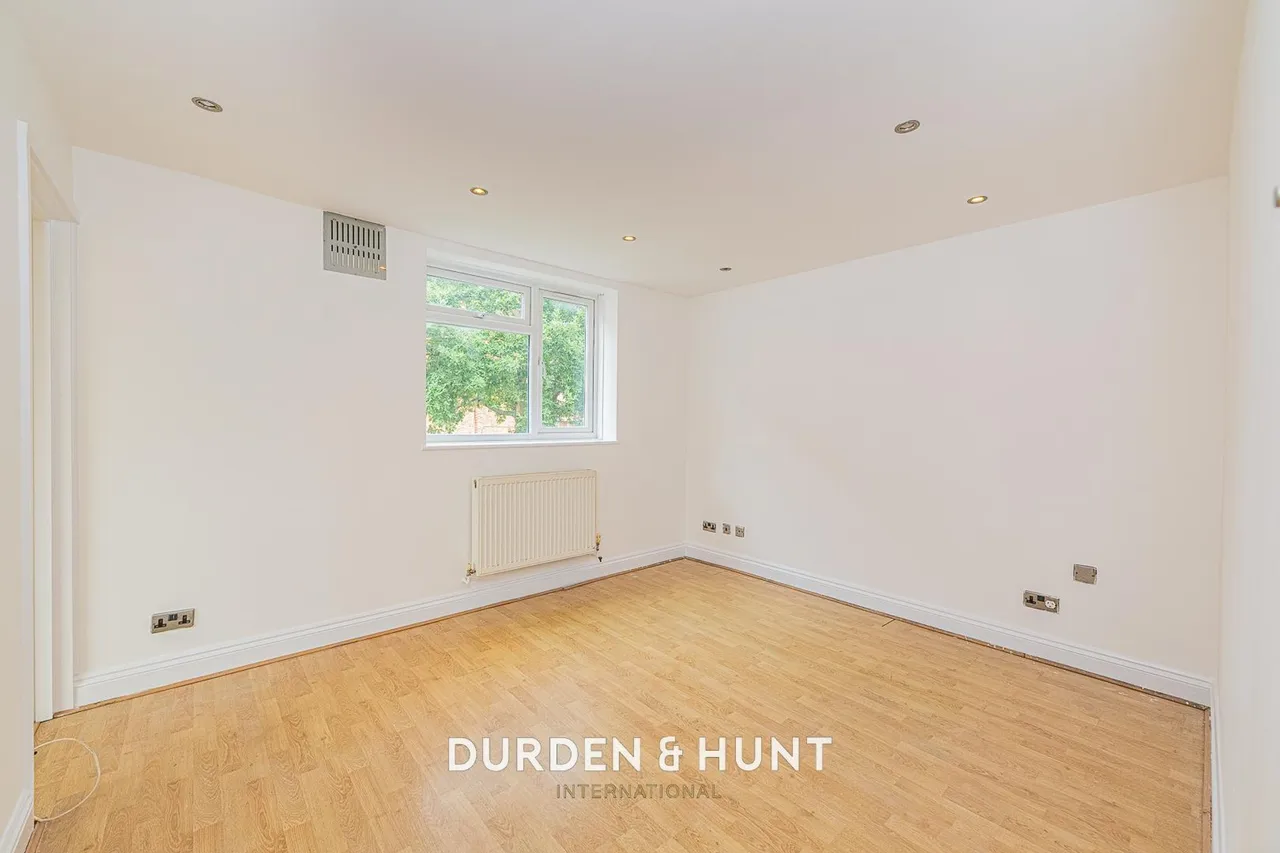 Longswood Gardens, Barkingside, IG5, photo 8