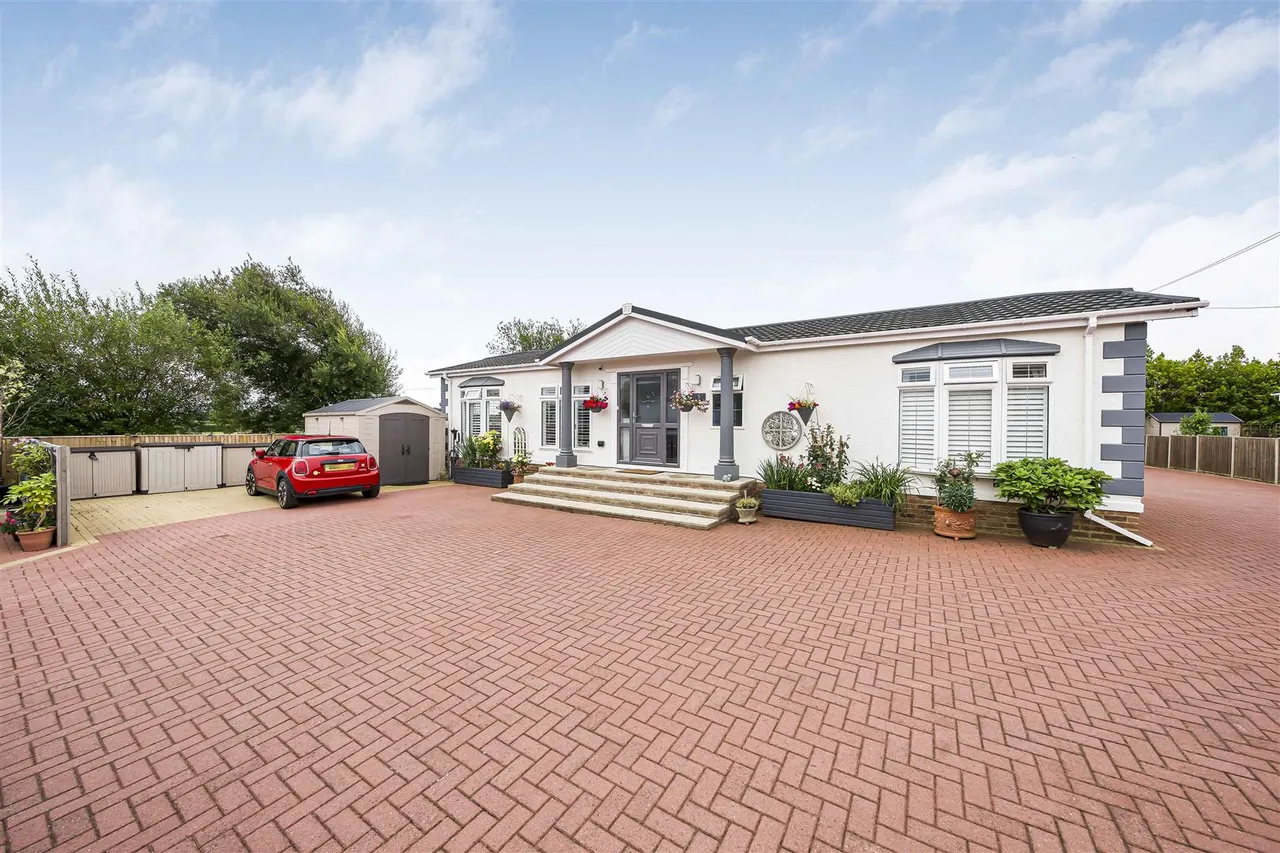 2 bed property for sale — Lakeview park, Crouch Lane, Winkfield, Windsor, Berkshire, SL4 4SB