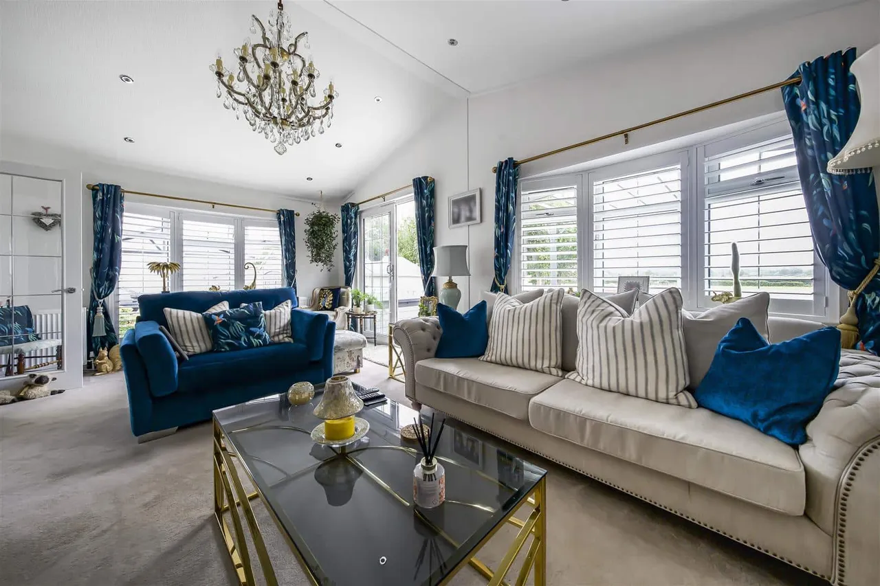 Lakeview park, Crouch Lane, Winkfield, Windsor, Berkshire, SL4 4SB, photo 4