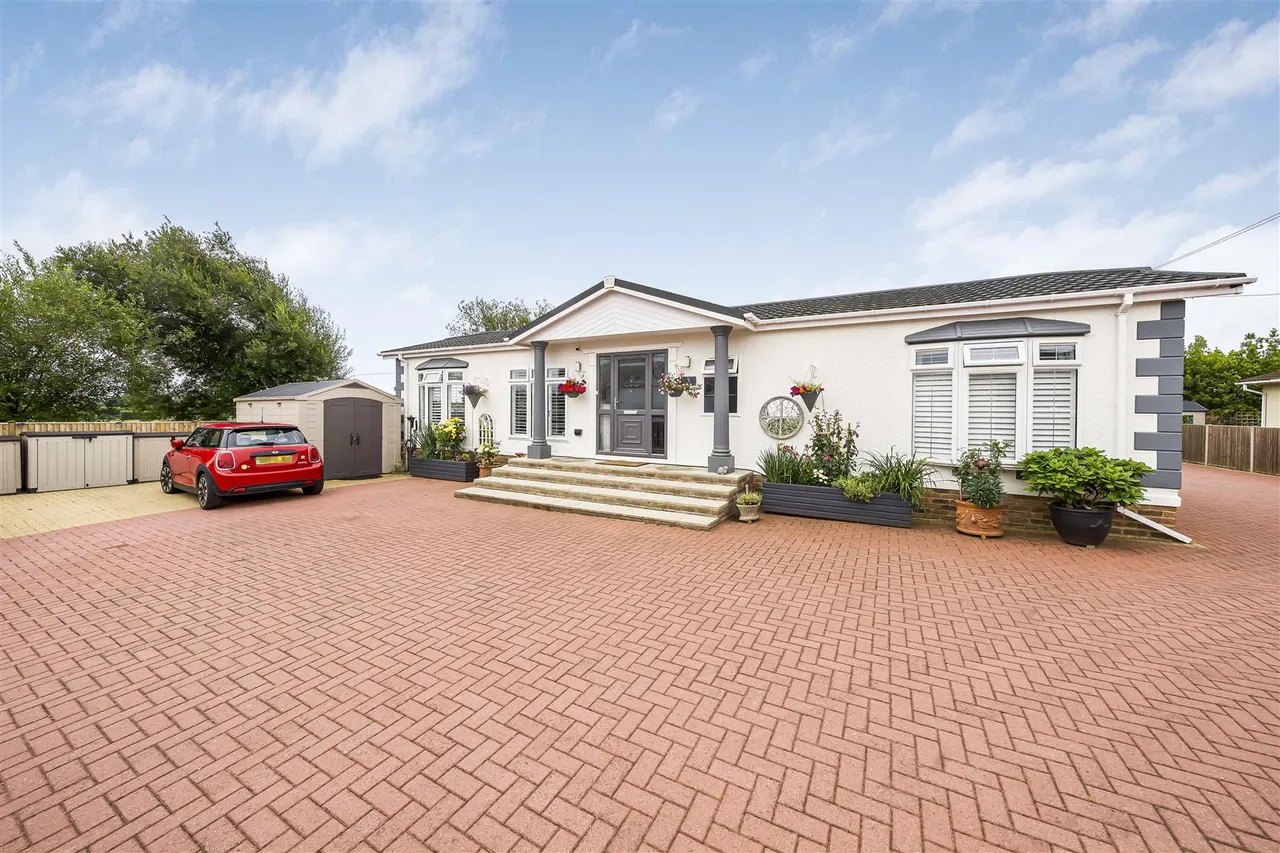 Lakeview park, Crouch Lane, Winkfield, Windsor, Berkshire, SL4 4SB, photo 18
