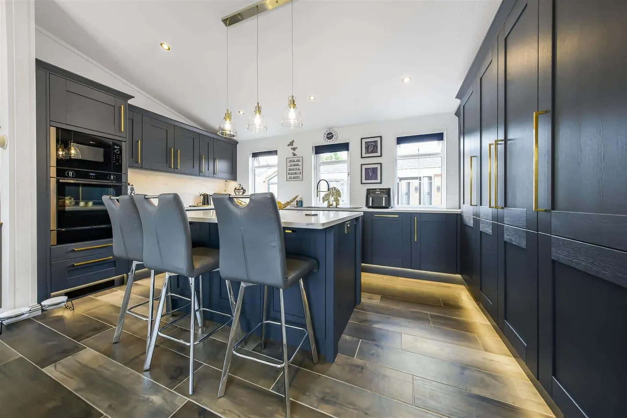 Lakeview park, Crouch Lane, Winkfield, Windsor, Berkshire, SL4 4SB, photo 2