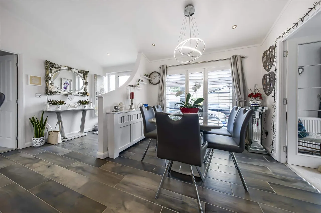 Lakeview park, Crouch Lane, Winkfield, Windsor, Berkshire, SL4 4SB, photo 7