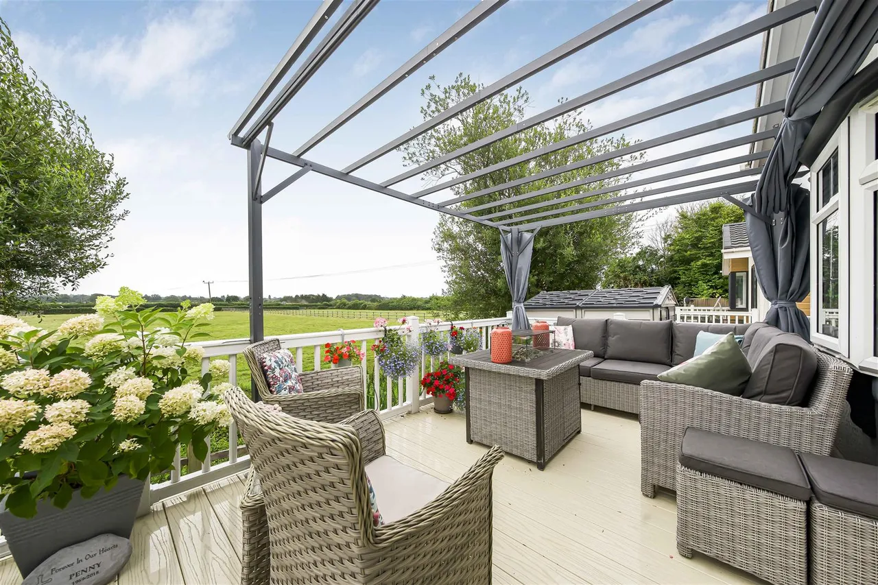 Lakeview park, Crouch Lane, Winkfield, Windsor, Berkshire, SL4 4SB, photo 16
