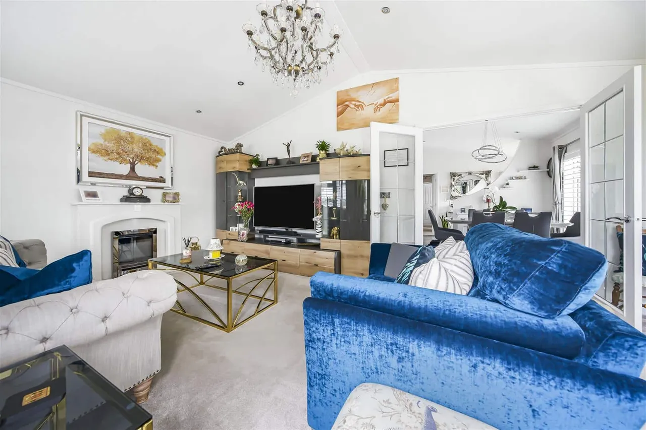 Lakeview park, Crouch Lane, Winkfield, Windsor, Berkshire, SL4 4SB, photo 5