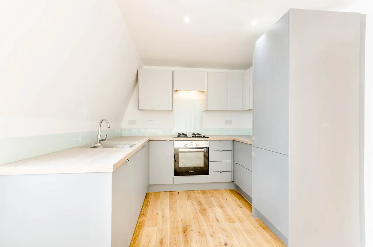 2 bed flat to rent — Flat E, 225 St Johns Hill, London