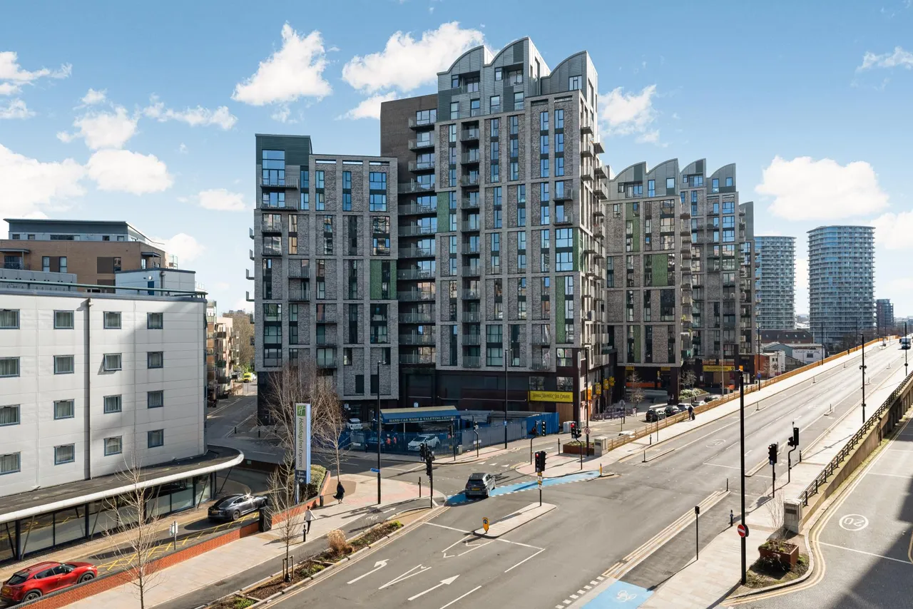 2 bed flat for sale, Caxton Street, London, E16