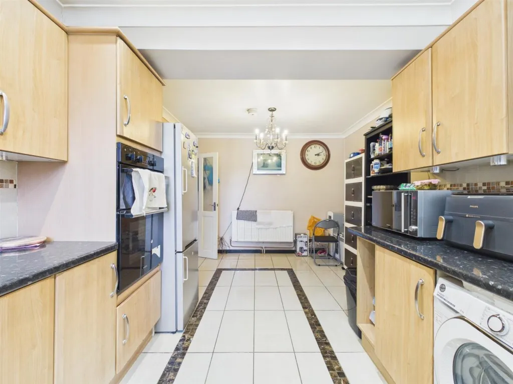 Russell Avenue, Southcourt, photo 3