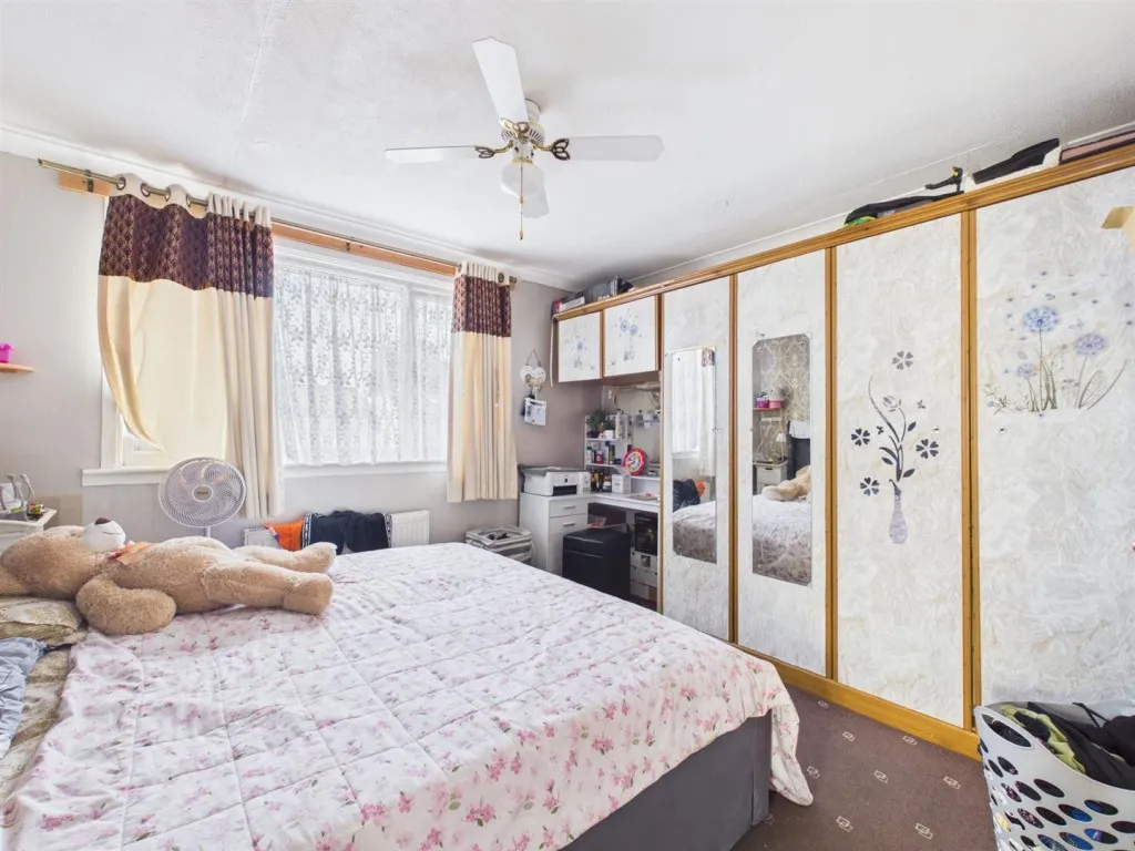 Russell Avenue, Southcourt, photo 8
