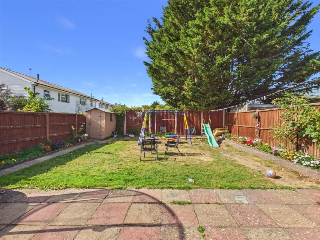 Russell Avenue, Southcourt, photo 6