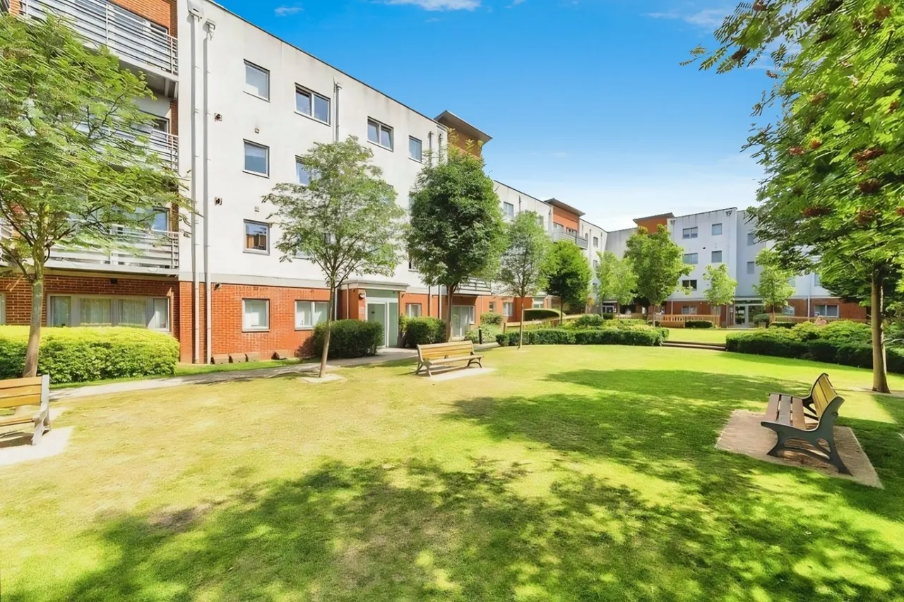 2 bed flat to rent — Hawker Place, London