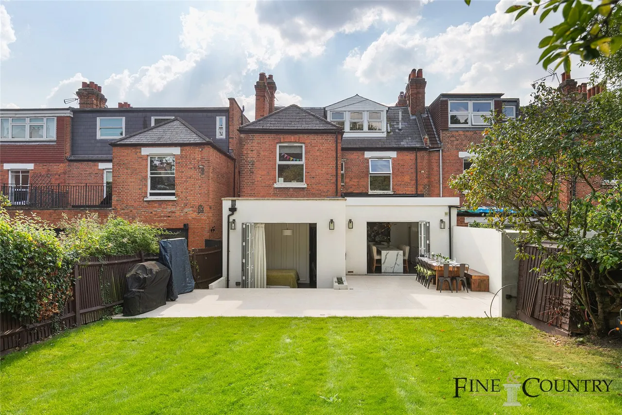 5 bed flat for sale, Fortune Green Road, London