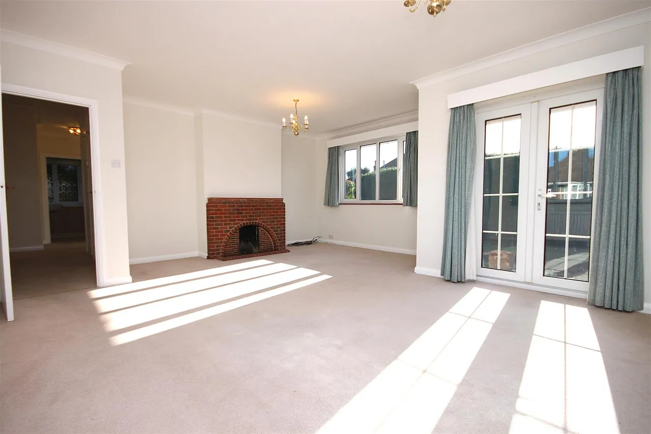Quennell Close, Ashtead, KT21, photo 3