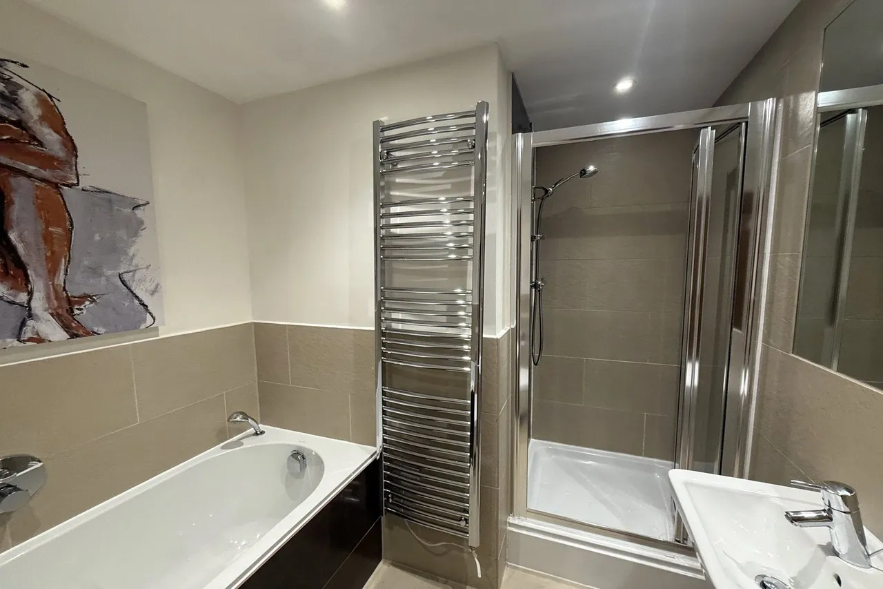 Portsmouth Road, Esher, KT10, photo 5