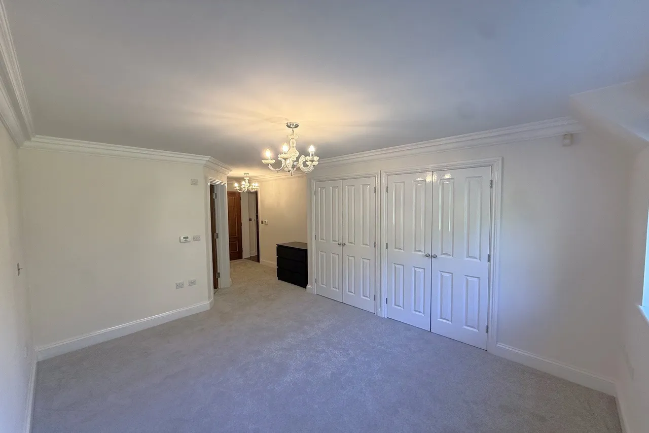 Portsmouth Road, Esher, KT10, photo 4