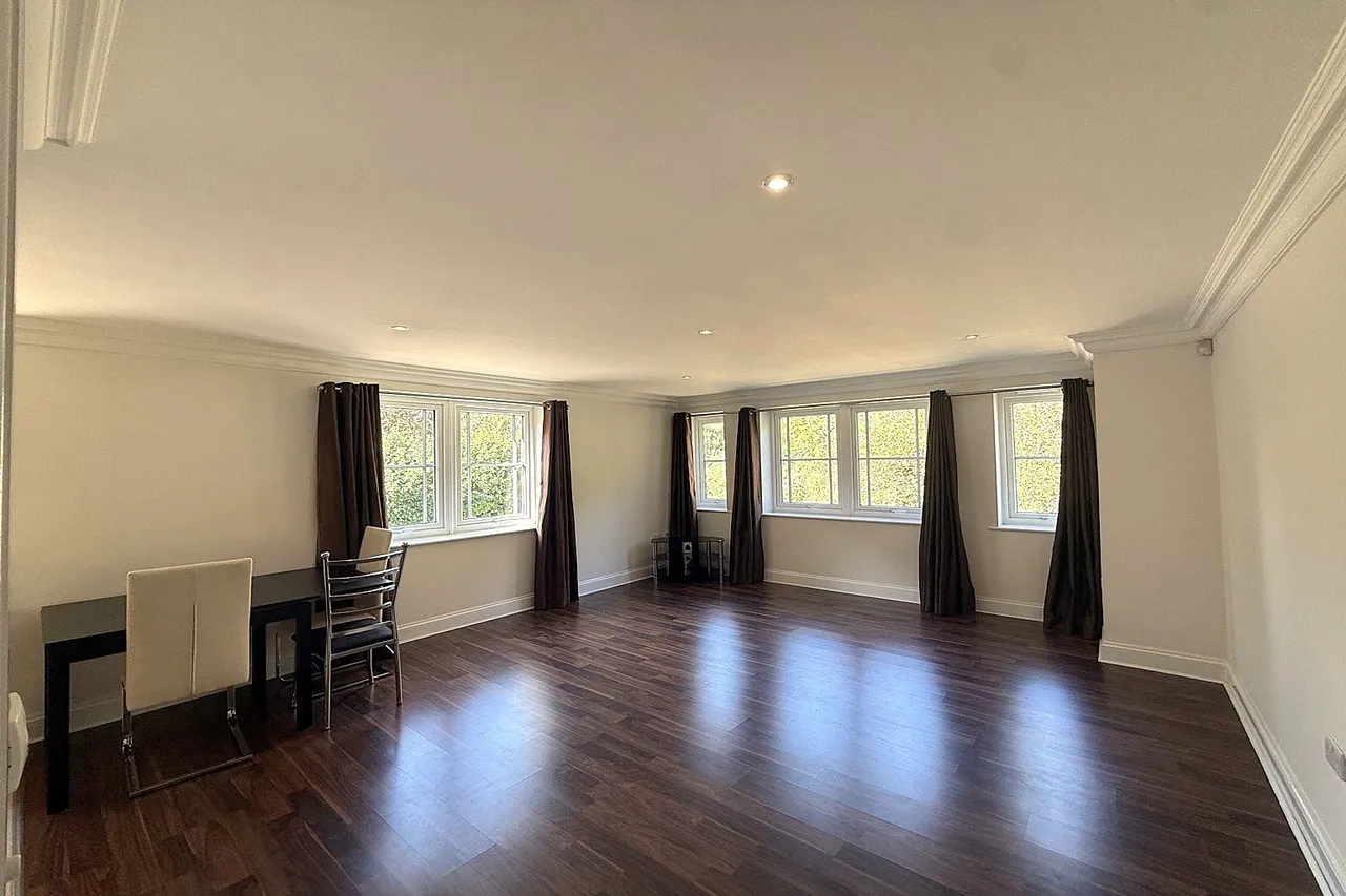 Portsmouth Road, Esher, KT10, photo 3