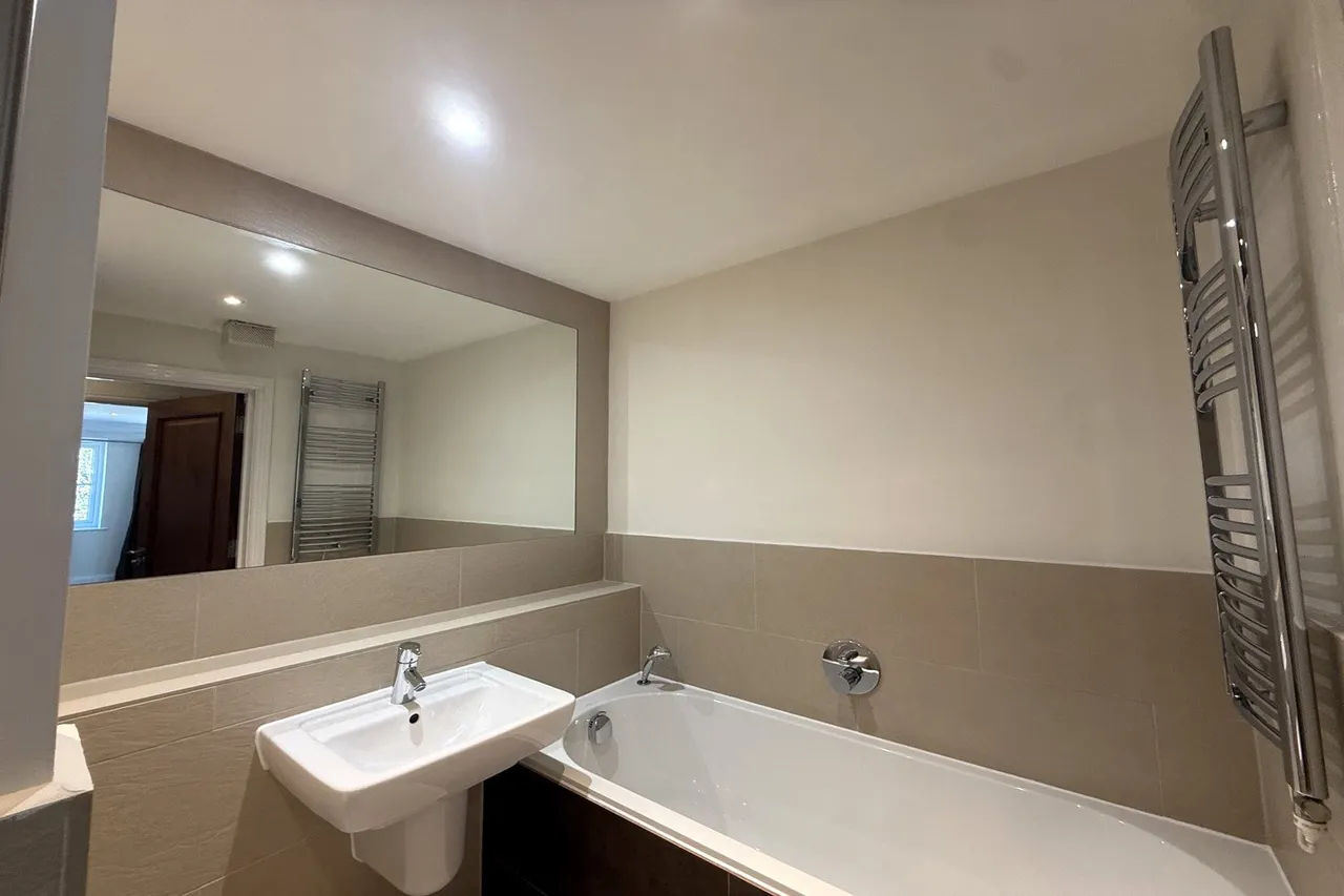 Portsmouth Road, Esher, KT10, photo 8