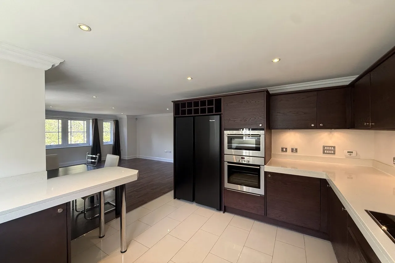Portsmouth Road, Esher, KT10, photo 10