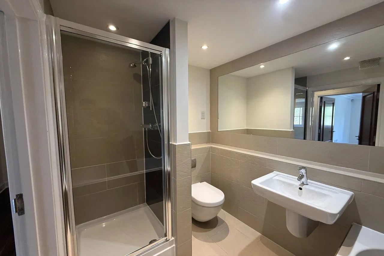 Portsmouth Road, Esher, KT10, photo 9