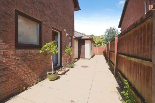 East Lynne Gardens, Newport, NP18, photo 14