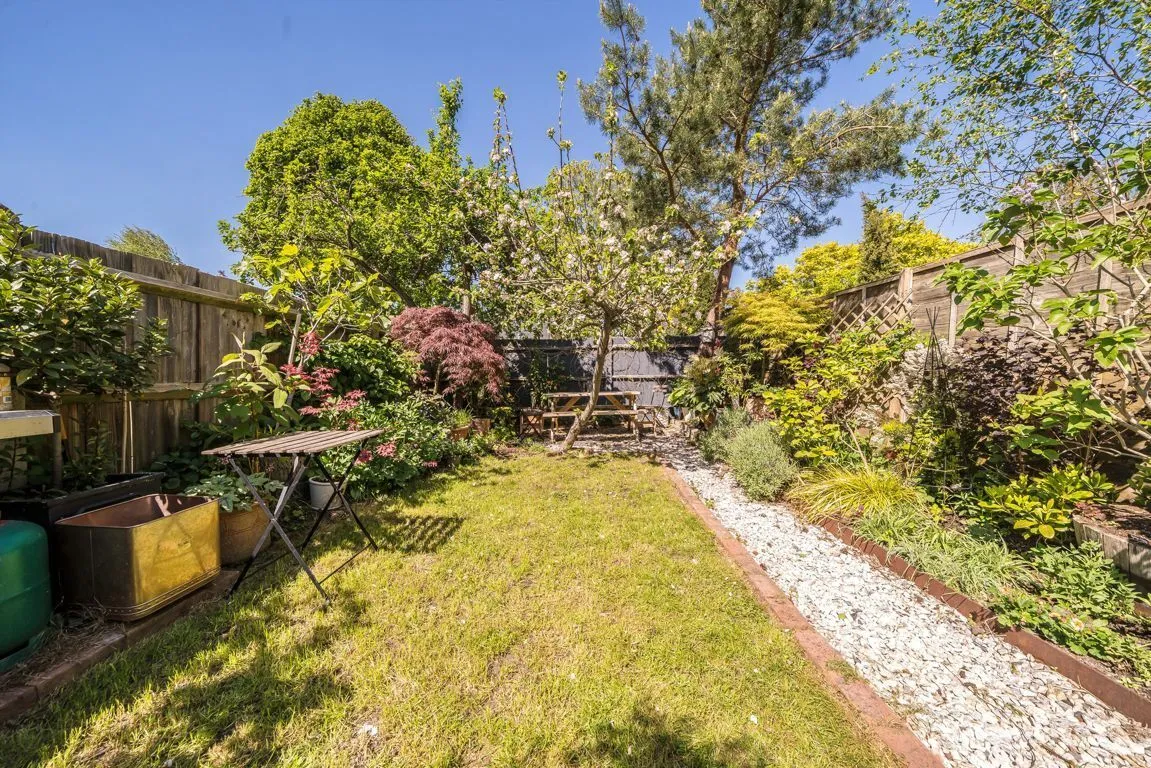 Avenue Road, W3, photo 9