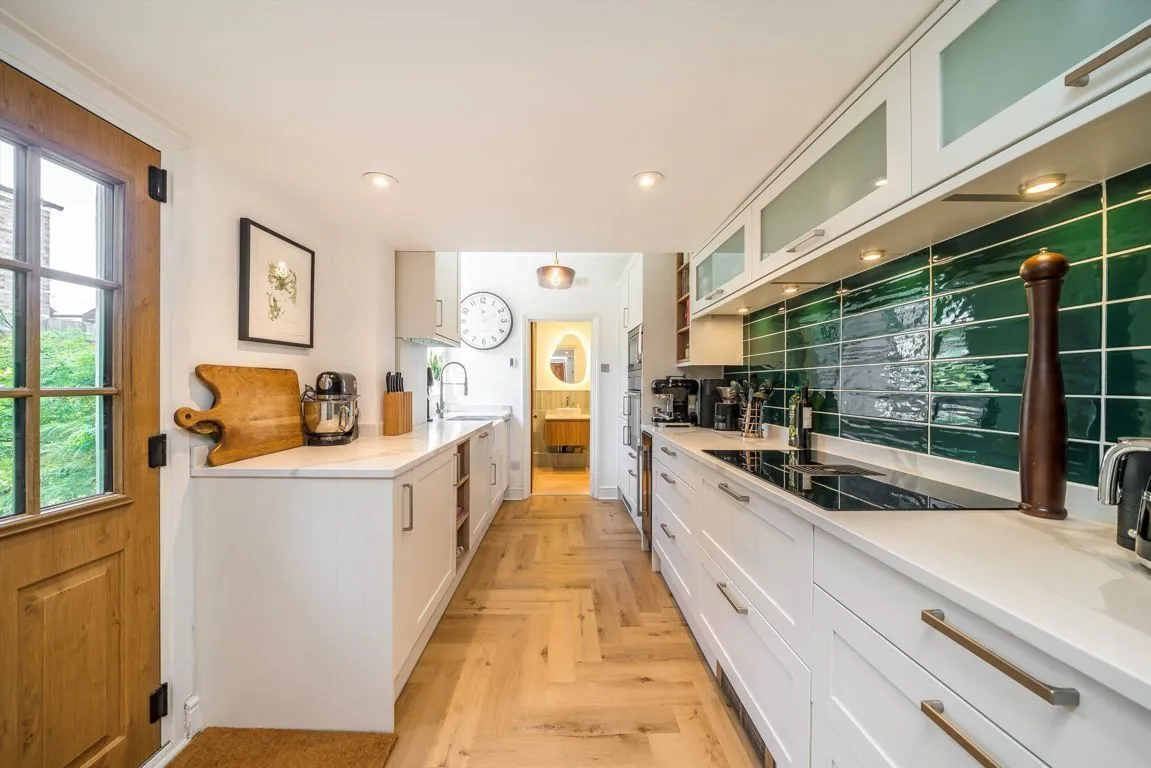 Avenue Road, W3, photo 2