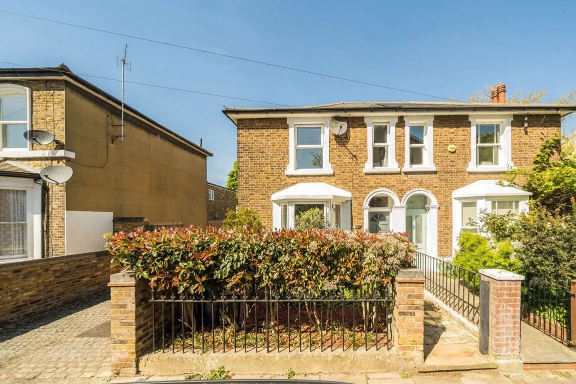 3 bed house for sale, Avenue Road, W3