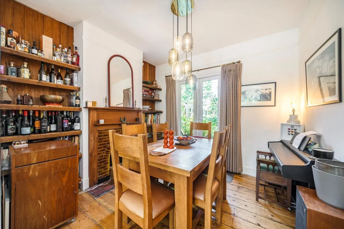 Avenue Road, W3, photo 4