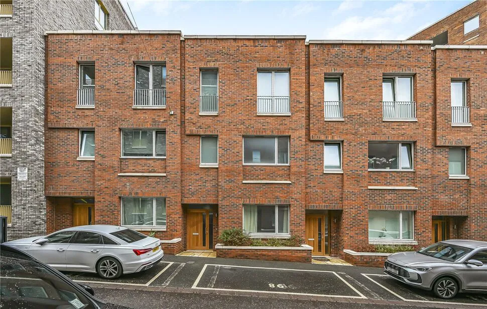 4 bed house for sale — Benson Street, Barking, IG11