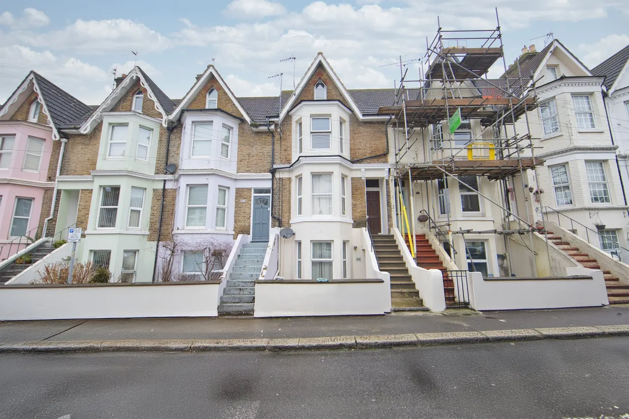 2 bed flat for sale, Albert Road, Dover, CT16